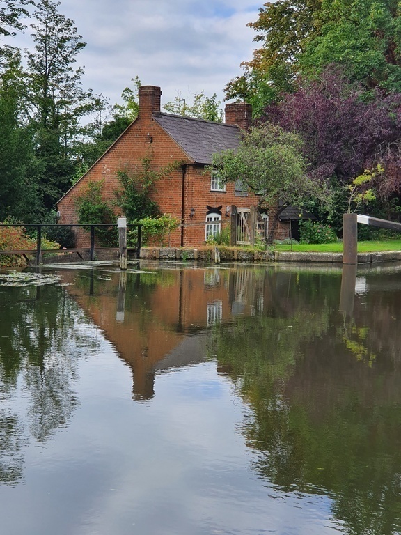 Traditional cottage on the River Wey... walking along the local canal