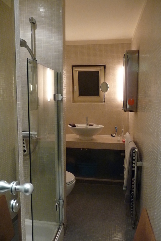 Ensuite to master bedroom (shower)