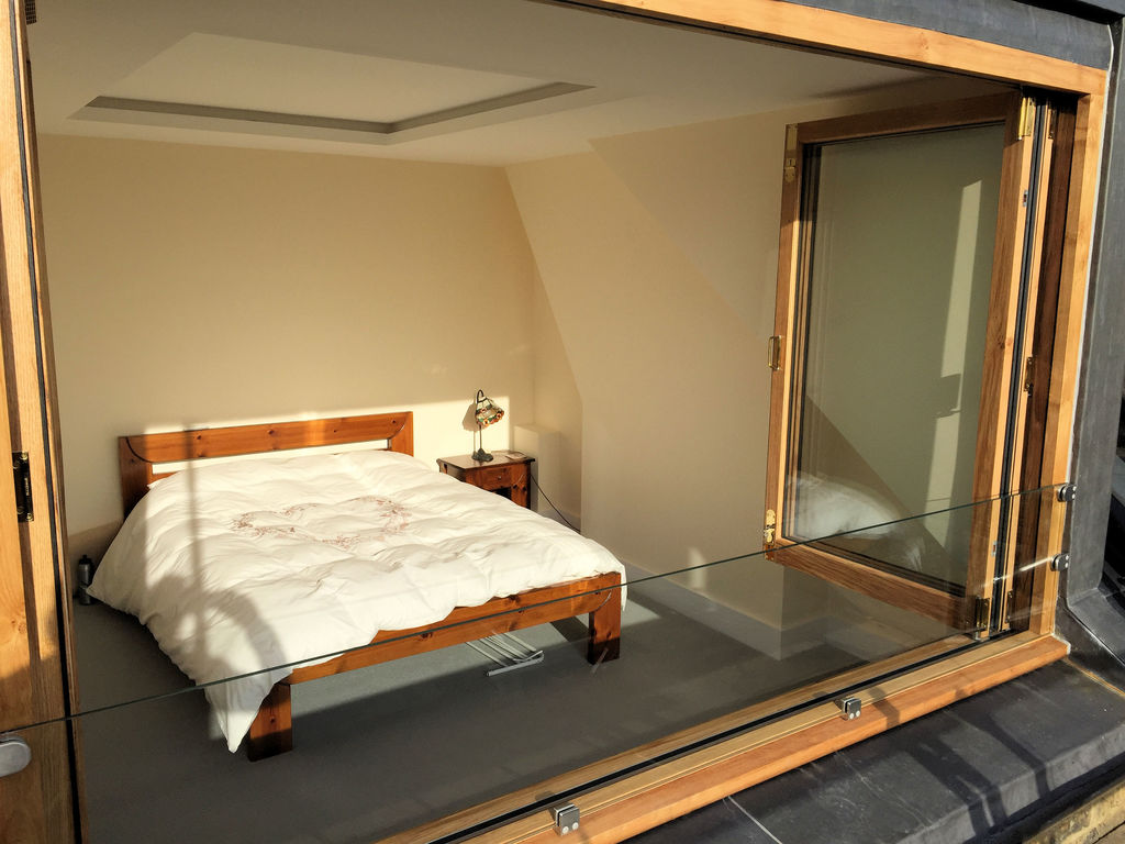 Top floor back bedroom