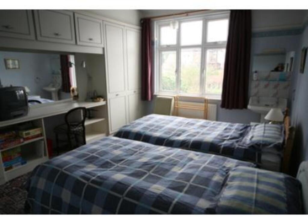 Twin bedroom