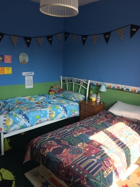 Bedroom 4 with 2 single beds