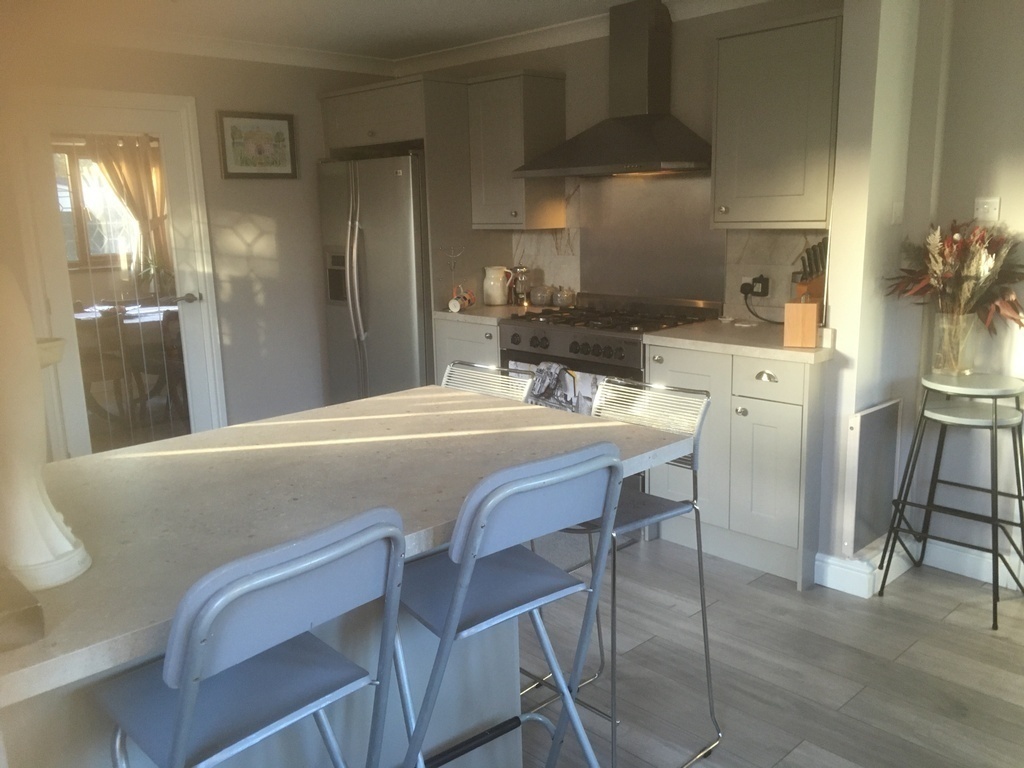 Kitchen breakfast bar