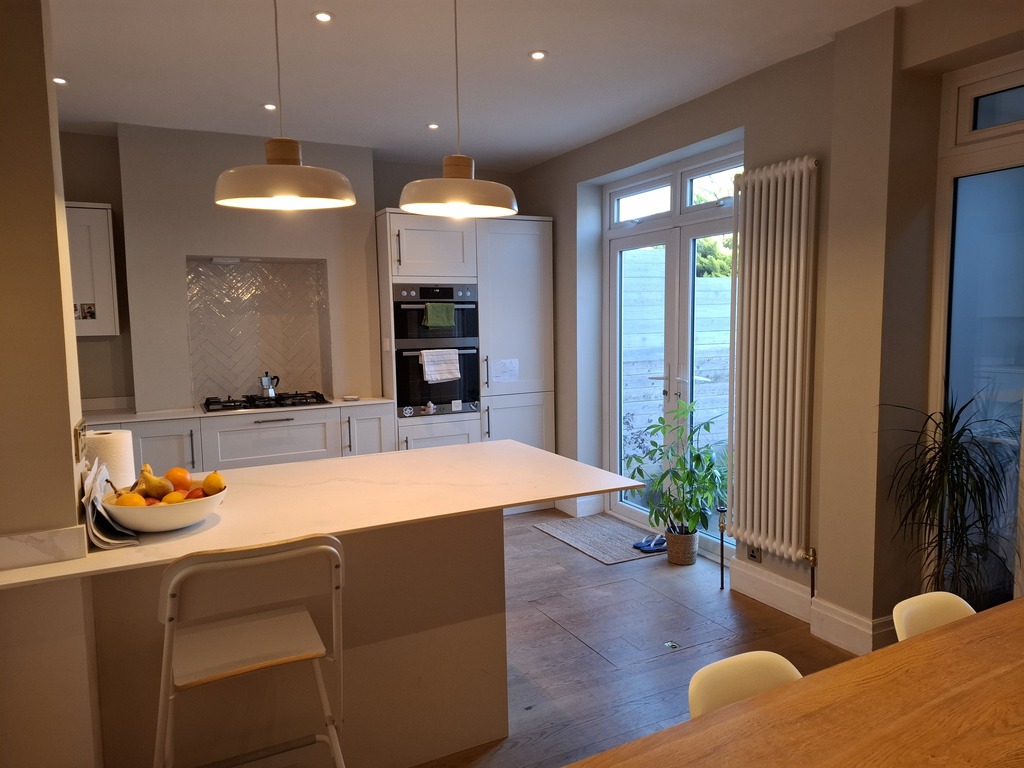 Kitchen island between dinning room and kitchen