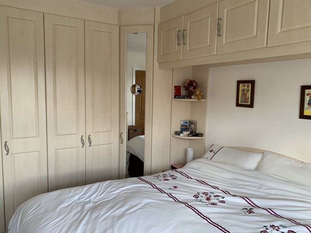 Main bedroom ( with en- suite)