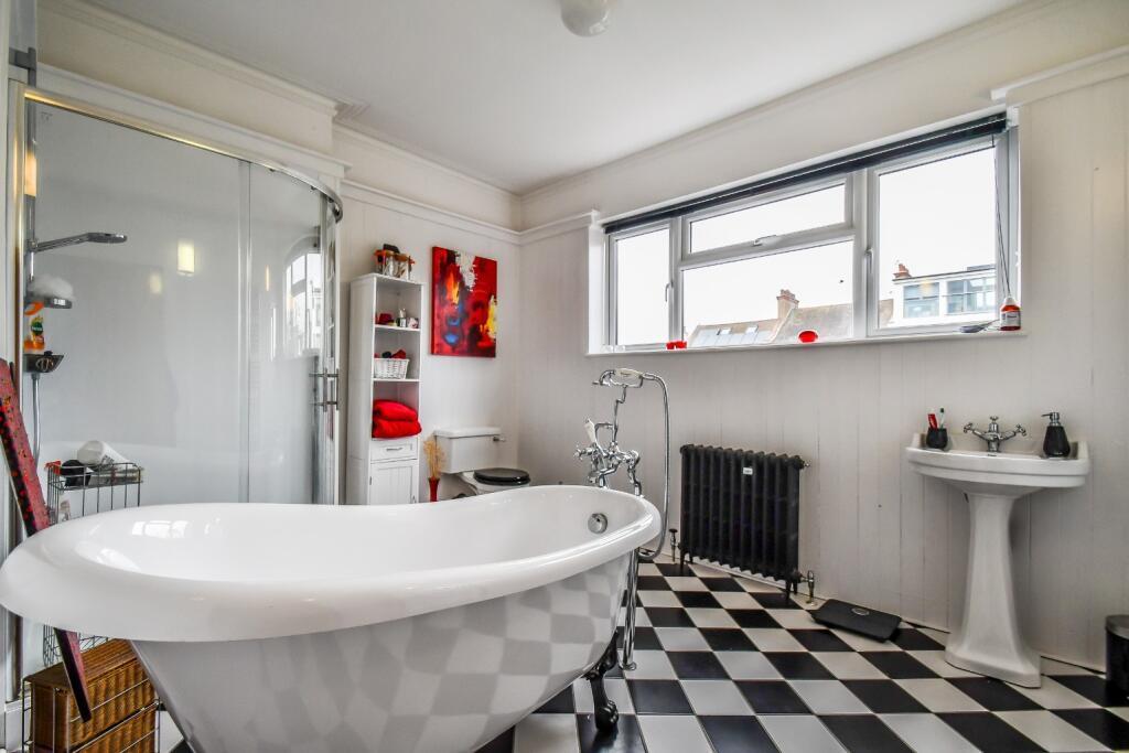 First floor family bathroom.