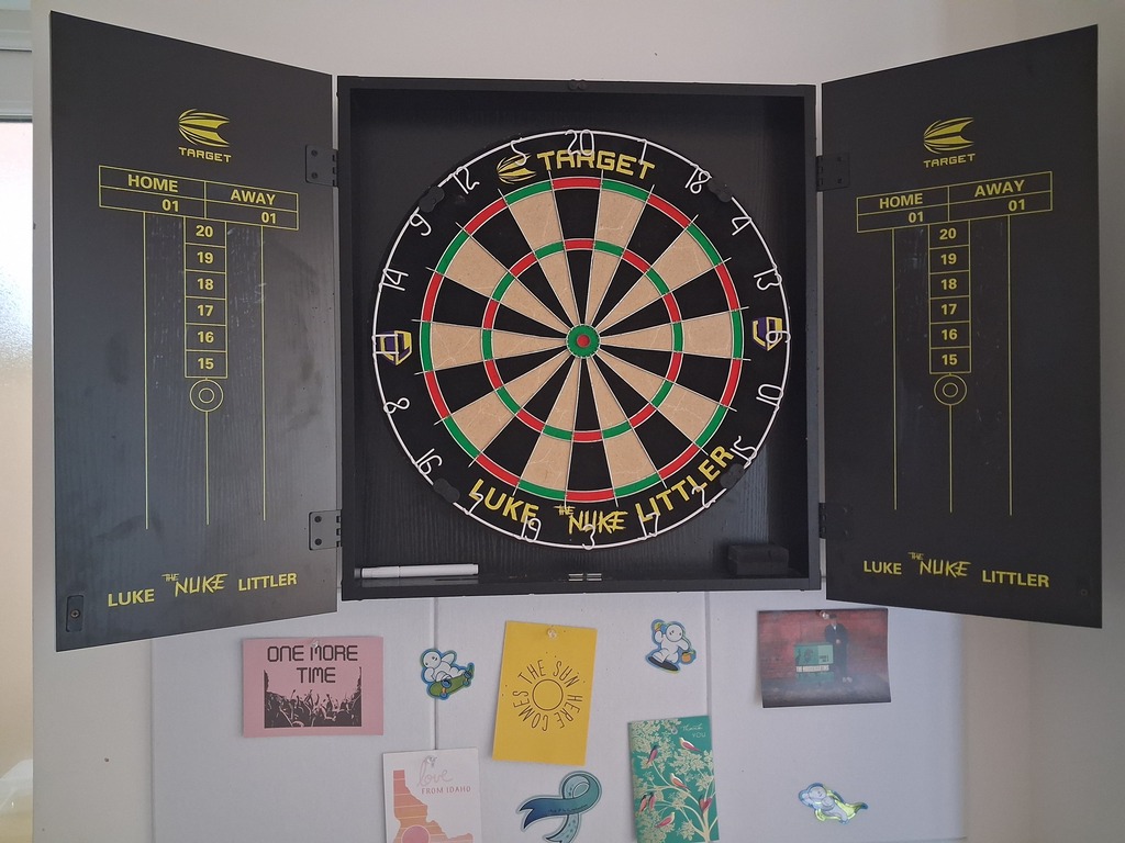 Dart board 