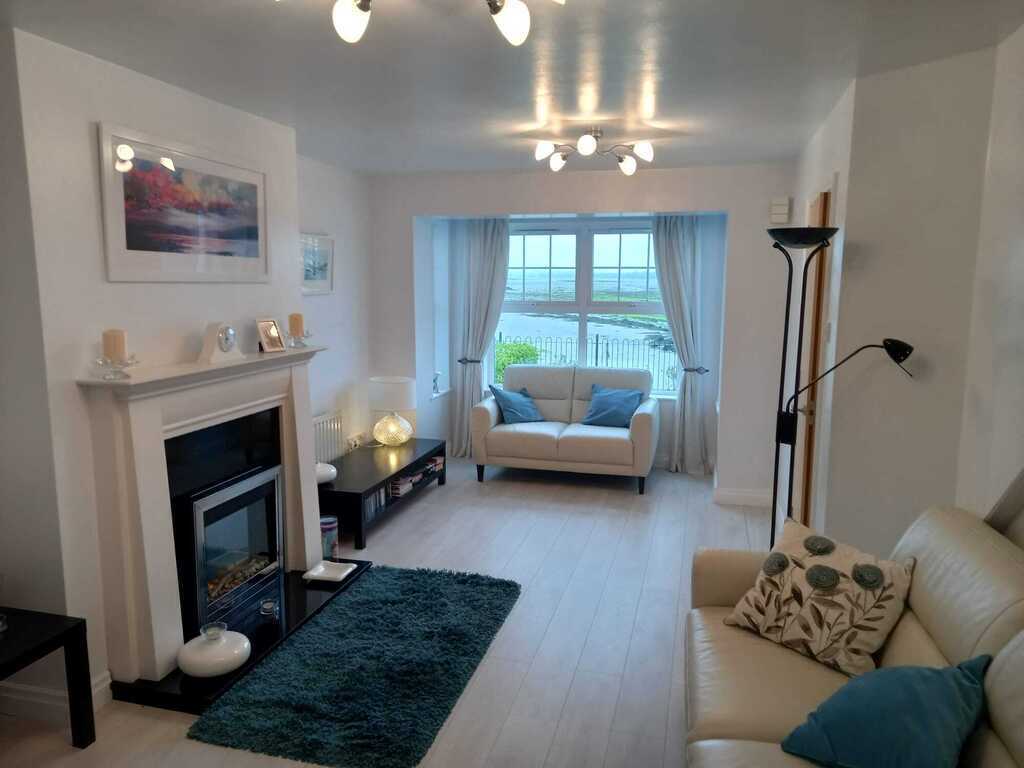 Lounge with spectacular views over the bay