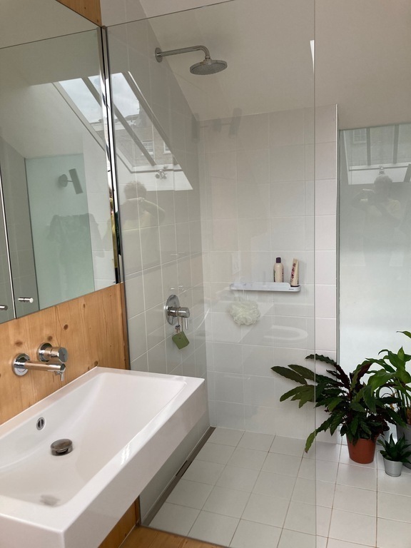 First Floor en suite bathroom