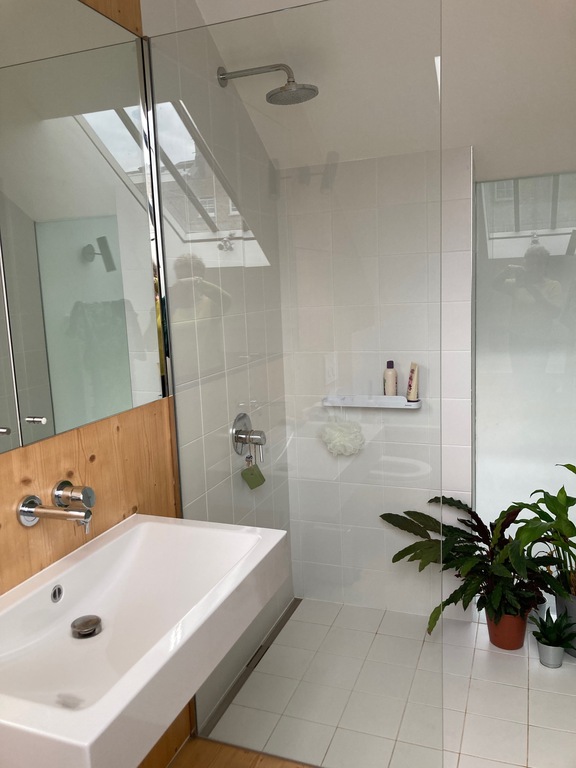 First Floor en suite bathroom