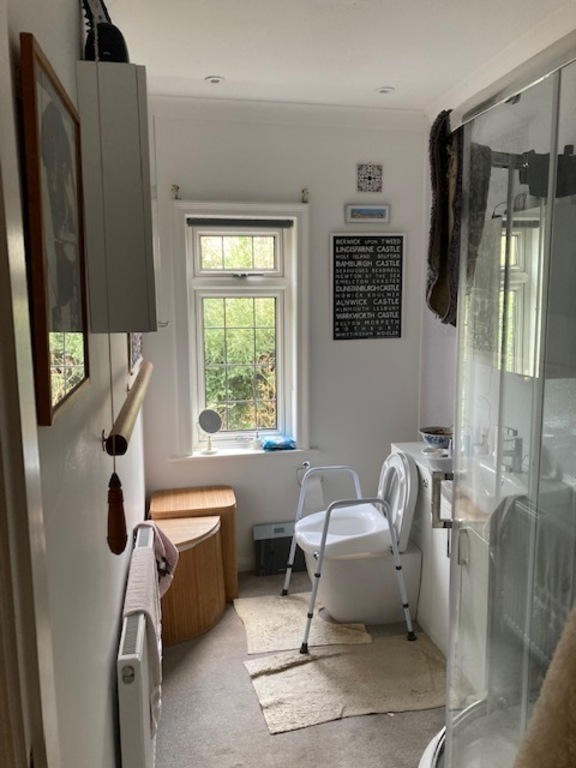 En-suite shower room for main bedroom