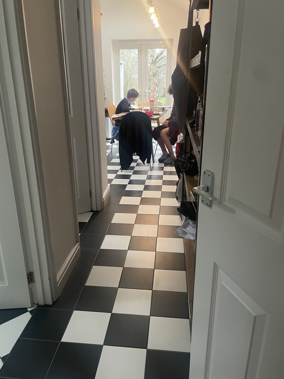 Entrance hall to the kitchen