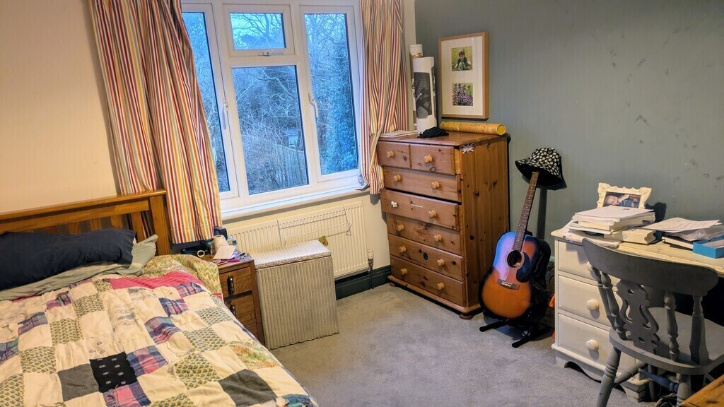 Small single room overlooking rear garden