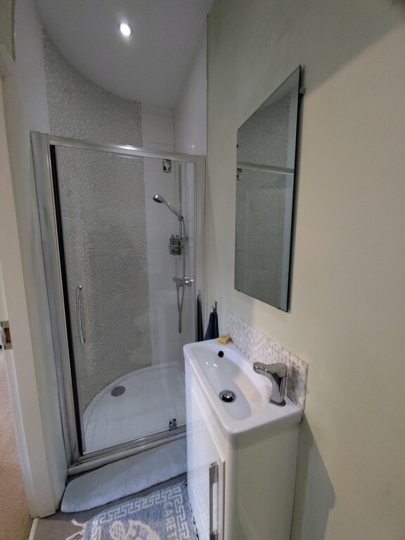 Ensuite shower with on-demand hot water