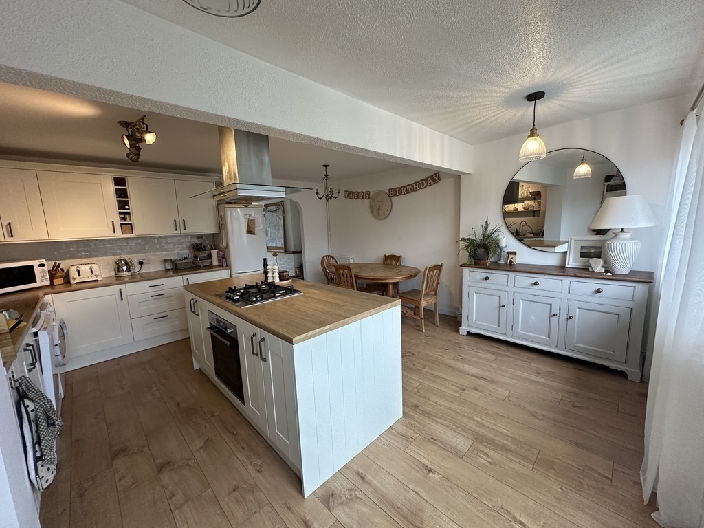 Kitchen & dining room