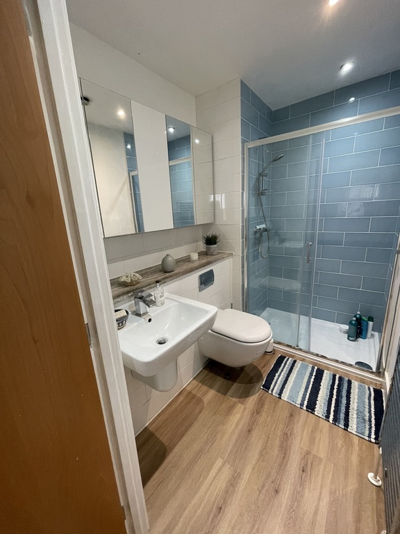 En suite to main bedroom