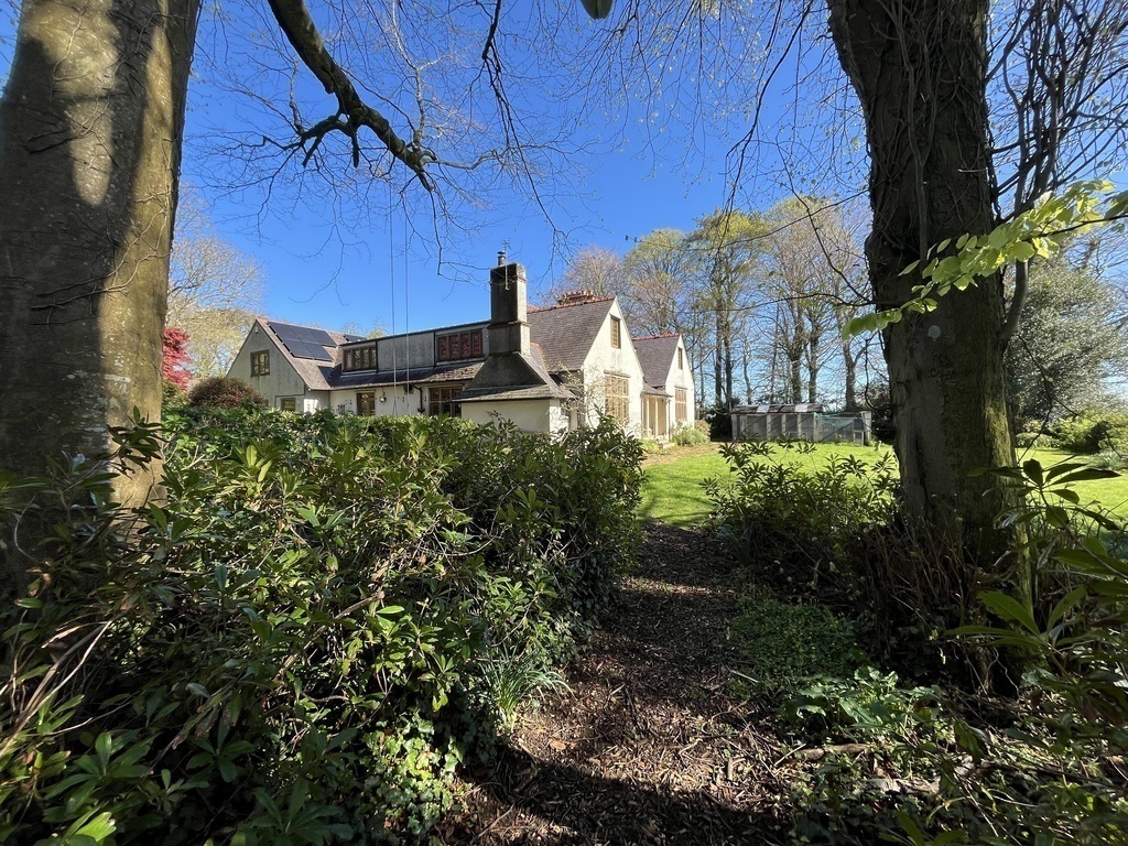 House from the path to the field