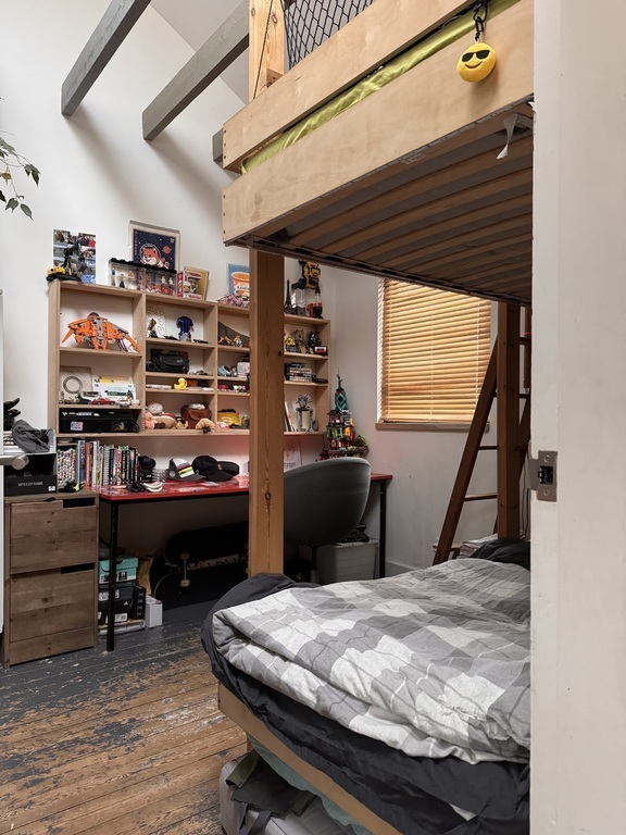 Kids bedroom with bunk beds.