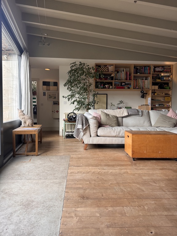 Garden room. Doors out into the garden. 