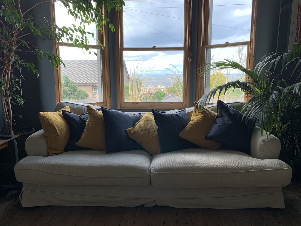 Front livingroom view out to the sea. 
