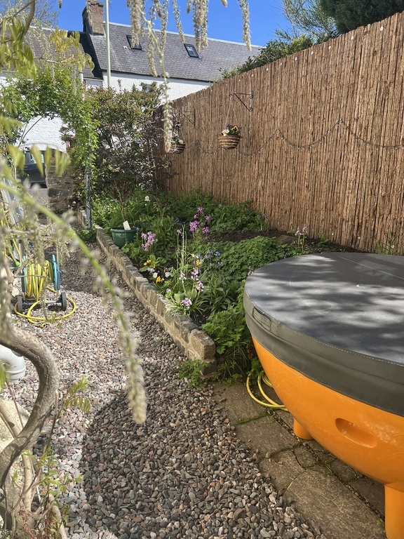Enclosed patio garden with hot tub (fire heated, can fill with hot tap)