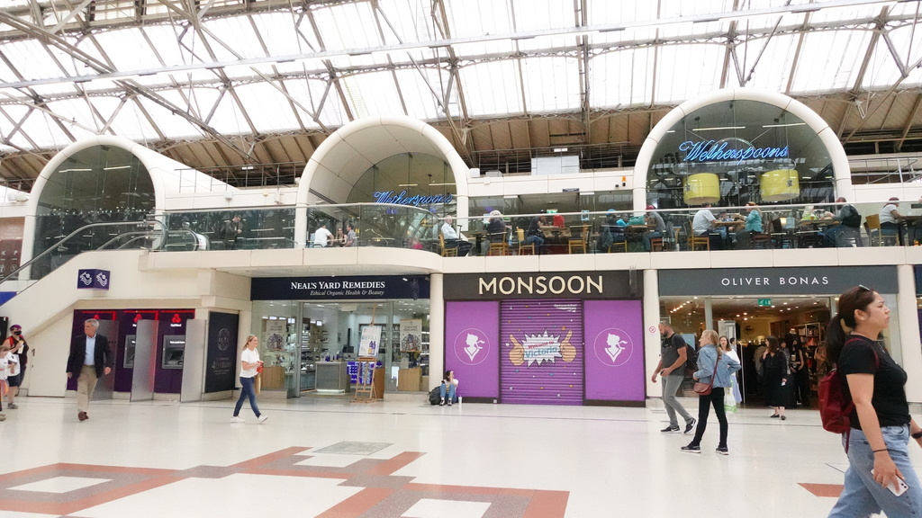 Victoria Station Shops & Weatherspoons Pub