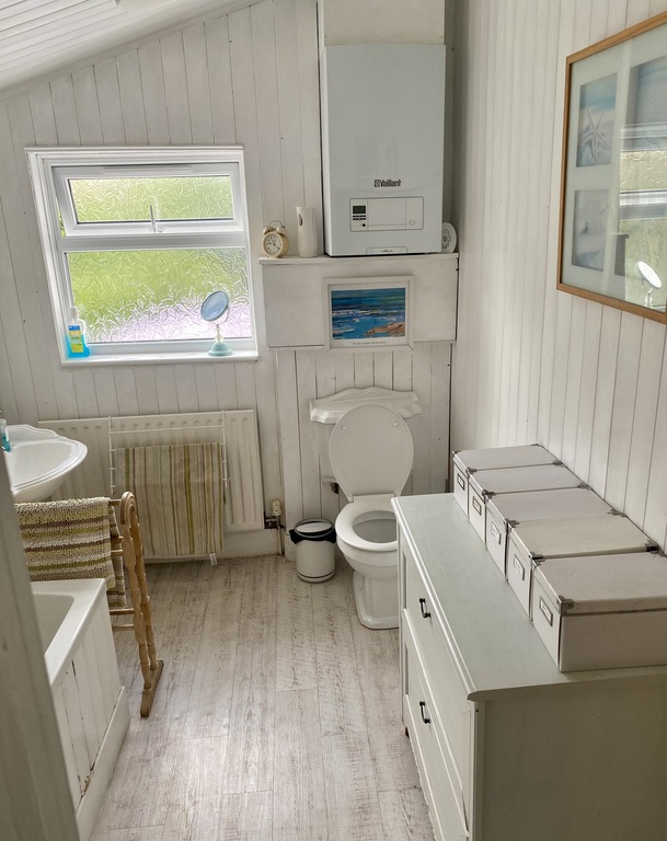 Main bathroom 
