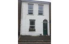 Mid terrace house in quiet street close to city 