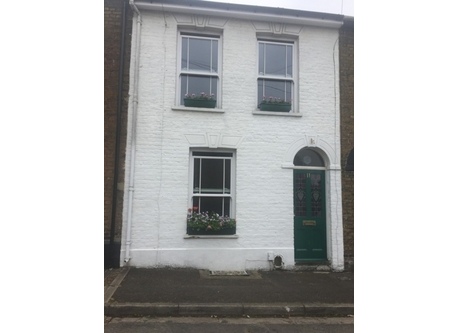 Mid terrace house in quiet street close to city 