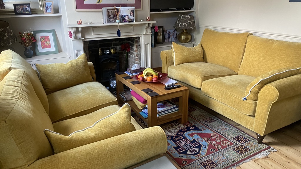 The front room and lounge 