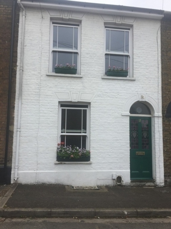 Mid terrace house in quiet street close to city 
