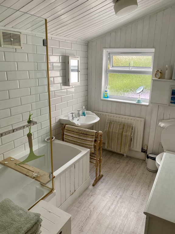 Main bathroom 