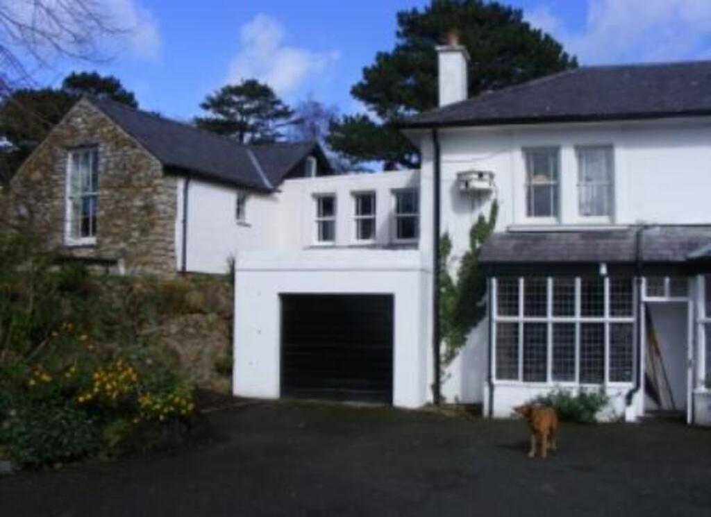 Side facing the road; Annex is on the left. 