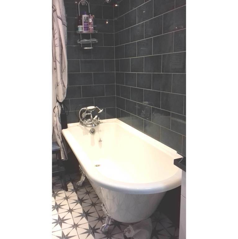 Main bathroom with roll-top bath