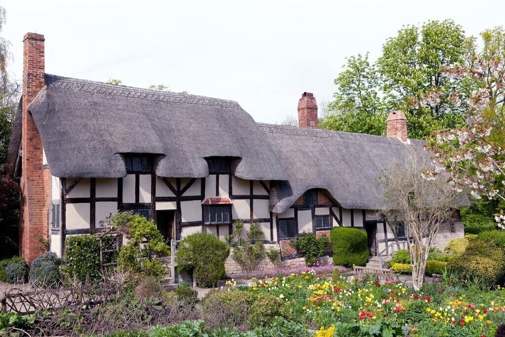 Ann Hathaway's cottage, Stratford-upon-Avon - 20 mins' drive