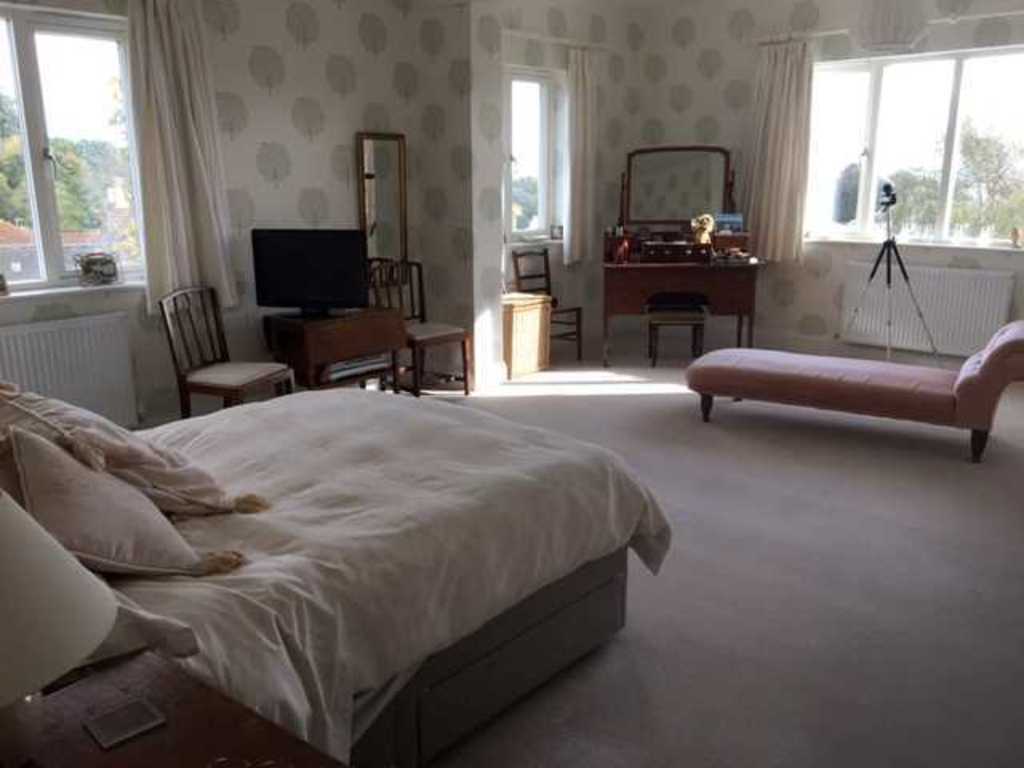 Bedroom 1, Queen sized bed 