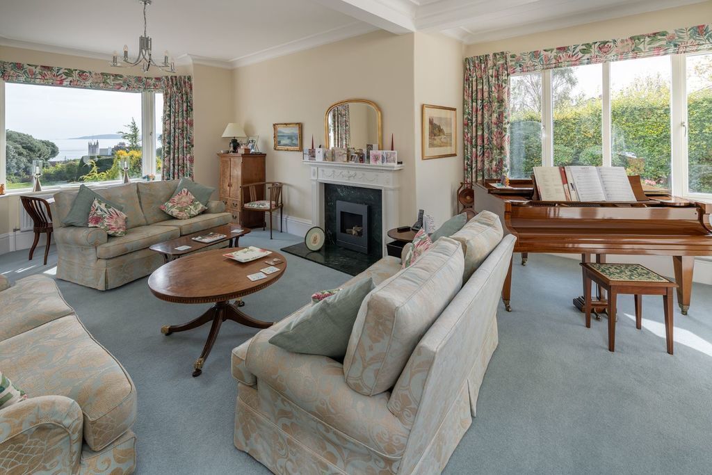 Sitting room, with grand piano