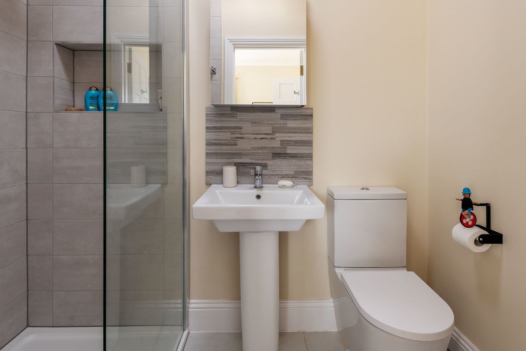 Bedroom 3's shower room 