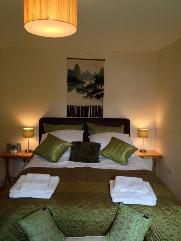 Bedroom 2, Queen size bed