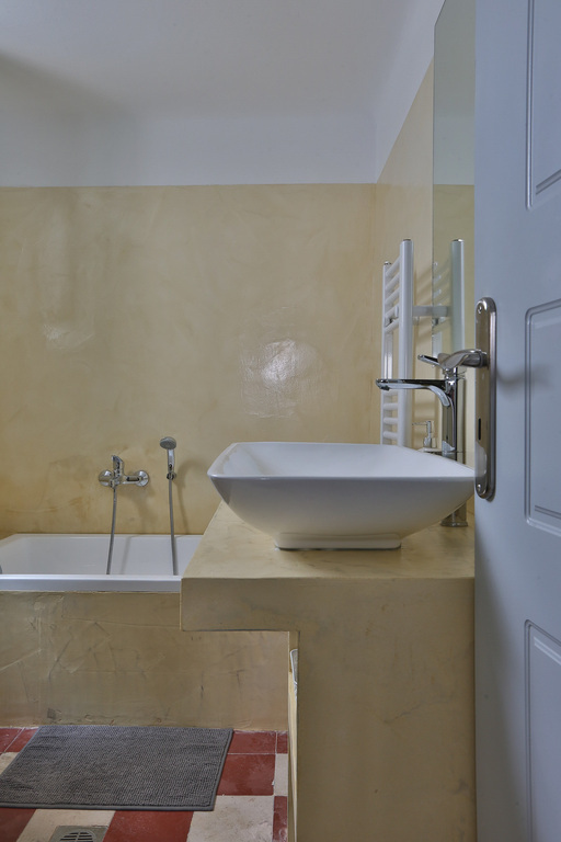 Salle de bain attenante à la chambre 2