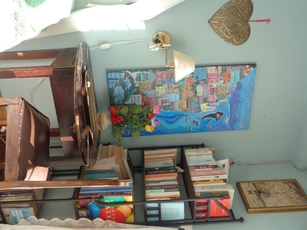 upperfloors reading and writting nook..next to double bedroom