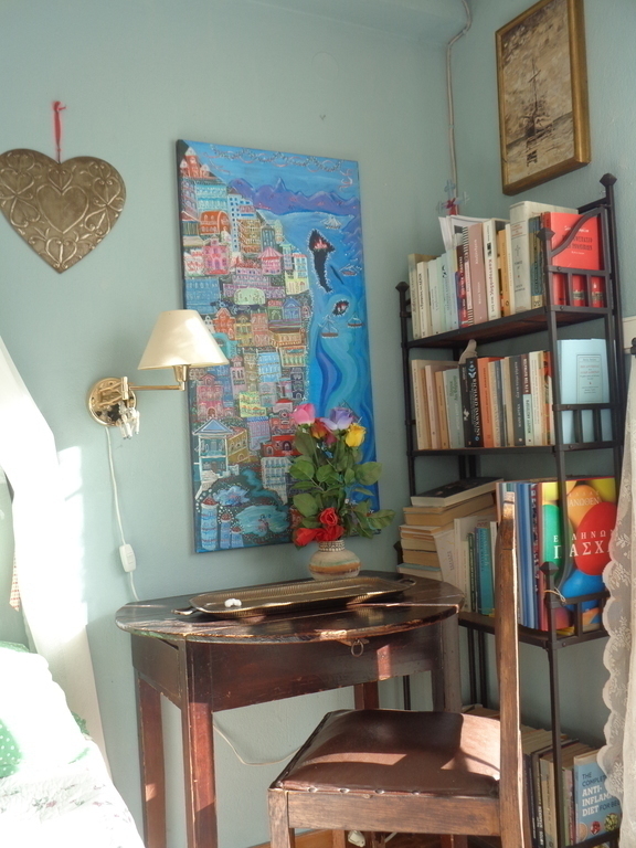 upperfloors reading and writting nook..next to double bedroom