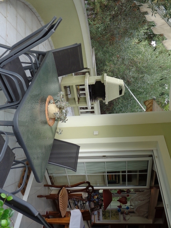 middle floor's balcony and bbq