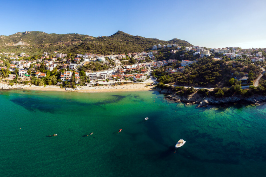 GLASTRES-OUR CLOSEST  BEACH-3' WALK. NOTICE THE STREET ROUND THE HILL ON YOUR RIGHT...IT STARTS ALMOST FROM HOME..BUT.....IT'S  