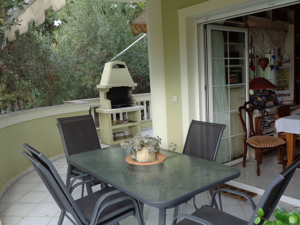 middle floor's balcony and bbq