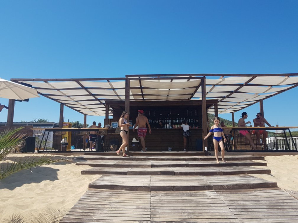 one of ten   beach  bars and  ammenities at  AMOLOFI  area   in  close by N.PERAMOS village