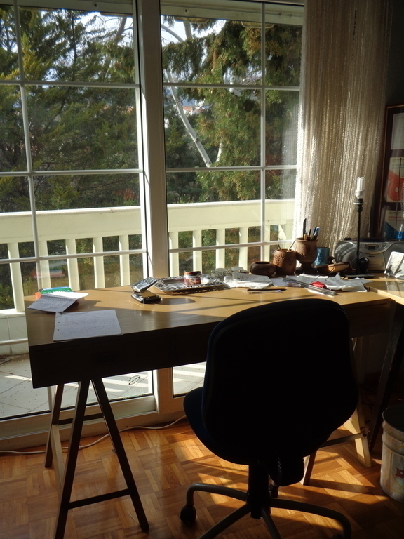 sunny upstairs single bed  and office room