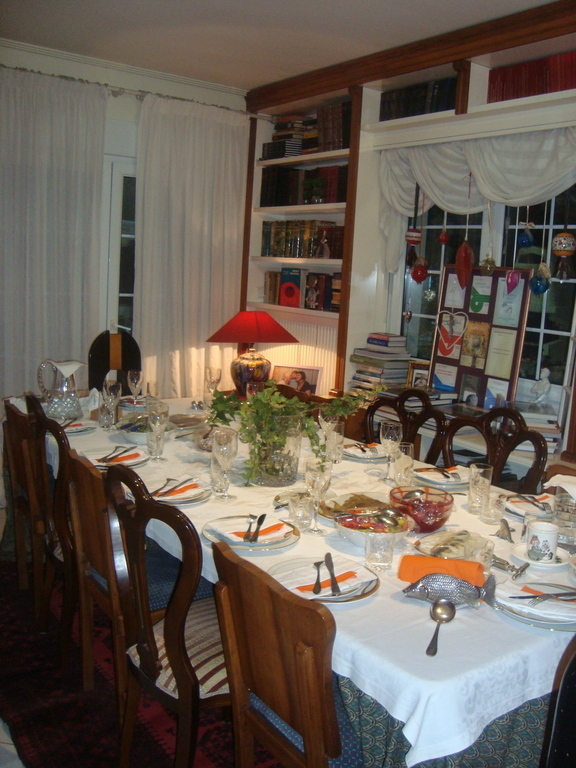 middle floor   when table is open for many guests