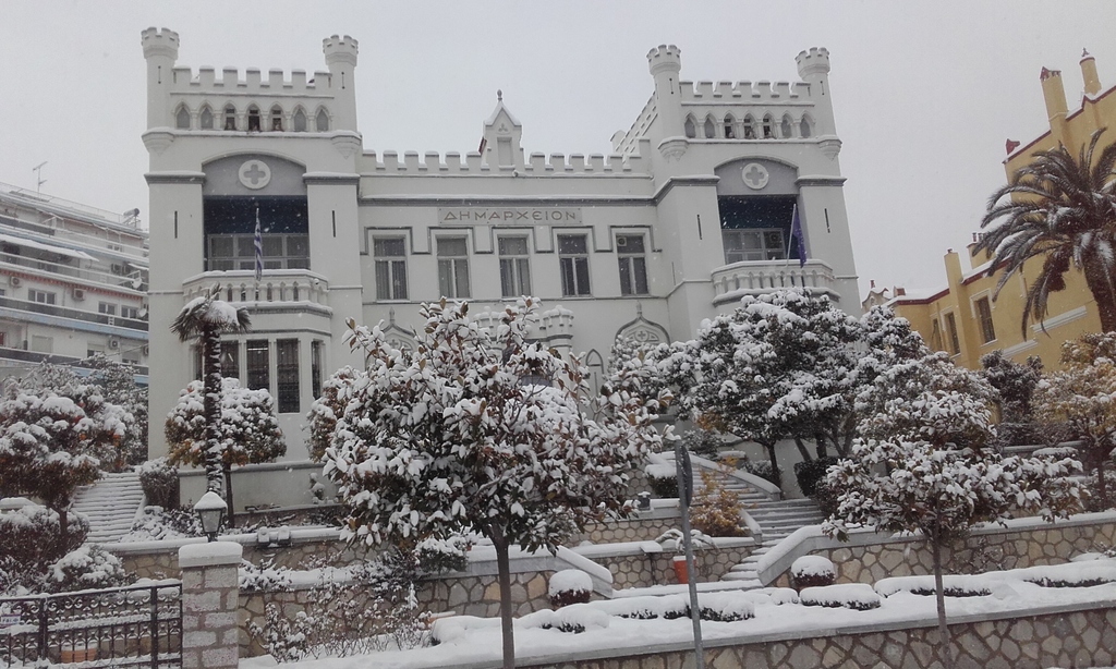 kavala's  municipal  buillding  and the  rare  snow