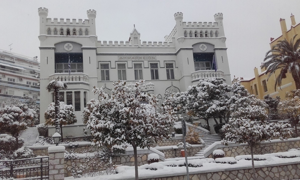 kavala's  municipal  buillding  and the  rare  snow