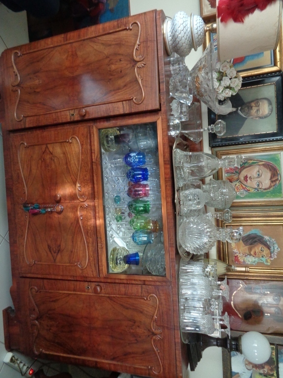 at second sitting on  middle floor